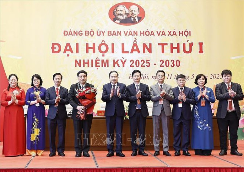 Chủ tịch Quốc hội Trần Thanh Mẫn trao Quyết định của Ban Thường vụ Đảng uỷ Quốc hội chỉ định tham gia Ban Chấp hành, Ban Thường vụ, chỉ định Bí thư, Phó Bí thư Đảng uỷ Uỷ ban Văn hoá và Xã hội nhiệm kỳ 2025 – 2030. Ảnh: TTXVN Chủ tịch Quốc hội Trần Thanh Mẫn trao Quyết định của Ban Thường vụ Đảng uỷ Quốc hội chỉ định tham gia Ban Chấp hành, Ban Thường vụ, chỉ định Bí thư, Phó Bí thư Đảng uỷ Uỷ ban Văn hoá và Xã hội nhiệm kỳ 2025 – 2030. Ảnh: TTXVN