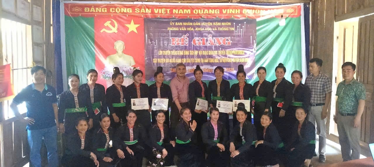 Học viên và Ban tổ chức chụp ảnh lưu niệm tại Lễ bế giảng lớp học