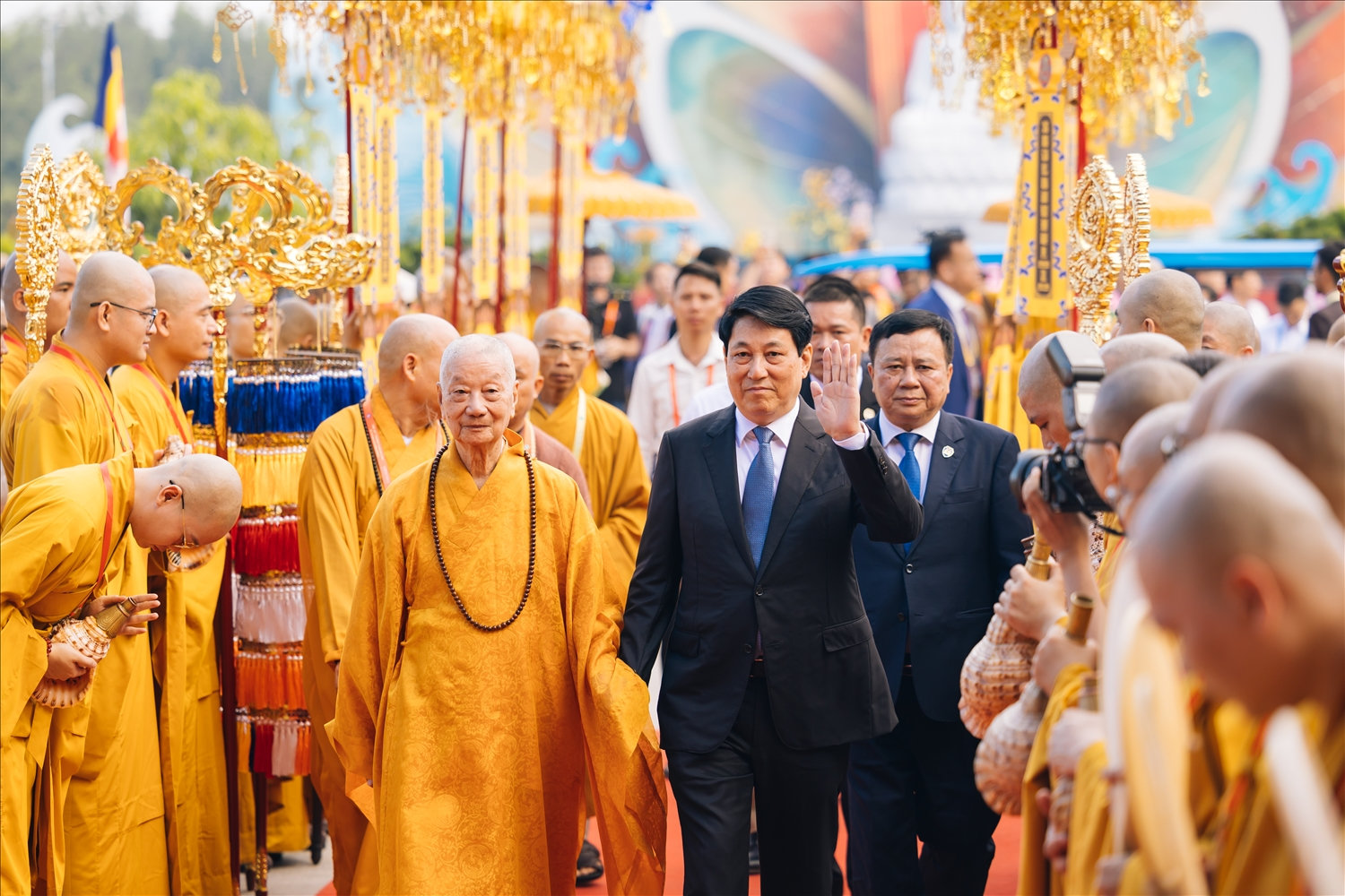 Ủy viên Bộ Chính trị, Chủ tịch nước Cộng hoà xã hội chủ nghĩa Việt Nam Lương Cường và Đại lão Hòa thượng Thích Trí Quảng, Đức Pháp chủ Giáo hội Phật giáo Việt Nam tham dự khai mạc Đại lễ Vesak Liên Hợp Quốc 2025, diễn ra vào sáng 6/5