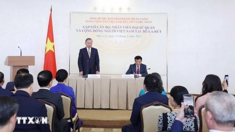 Tổng Bí thư Tô Lâm nói chuyện thân mật với cán bộ, nhân viên Đại sứ quán và đại diện cộng đồng người Việt tại Belarus. (Ảnh: TTXVN) Tổng Bí thư Tô Lâm nói chuyện thân mật với cán bộ, nhân viên Đại sứ quán và đại diện cộng đồng người Việt tại Belarus. (Ảnh: TTXVN)