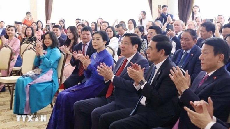Bà Ngô Phương Ly, Phu nhân Tổng Bí thư Tô Lâm và các đại biểu tham dự buổi gặp gỡ. (Ảnh: TTXVN) Bà Ngô Phương Ly, Phu nhân Tổng Bí thư Tô Lâm và các đại biểu tham dự buổi gặp gỡ. (Ảnh: TTXVN)