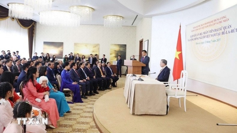 Tổng Bí thư Tô Lâm nói chuyện thân mật với cán bộ, nhân viên Đại sứ quán và đại diện cộng đồng người Việt tại Belarus. (Ảnh: TTXVN) Tổng Bí thư Tô Lâm nói chuyện thân mật với cán bộ, nhân viên Đại sứ quán và đại diện cộng đồng người Việt tại Belarus. (Ảnh: TTXVN)