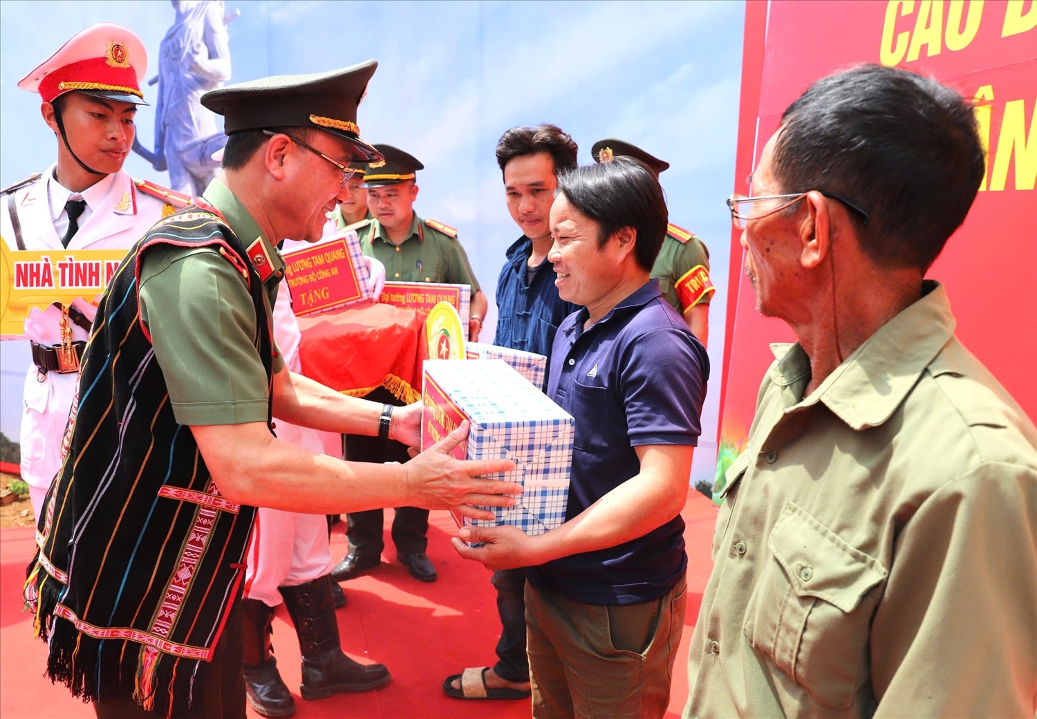 Thứ trưởng Bộ Công an Phạm Thế Tùng trao quà các hộ gia đình có hoàn cảnh khó khăn