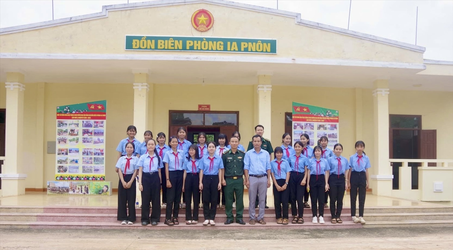 Các em học sinh chụp ảnh kỷ niệm Các em học sinh chụp ảnh kỷ niệm