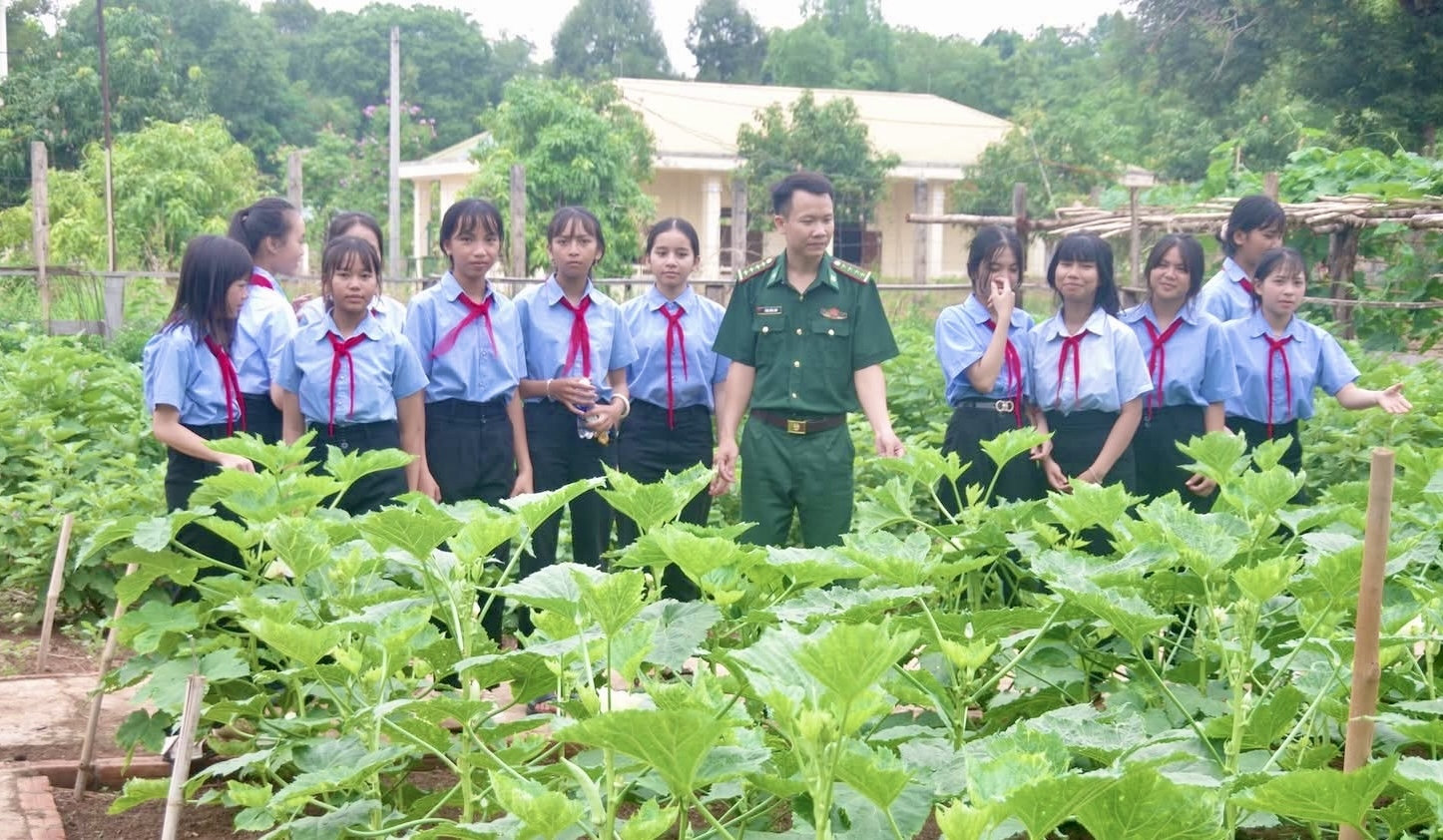 Các em học sinh tham quan, tìm hiểu mô hình tăng gia sản xuất của Đồn Biên phòng Ia Pnôn Các em học sinh tham quan, tìm hiểu mô hình tăng gia sản xuất của Đồn Biên phòng Ia Pnôn