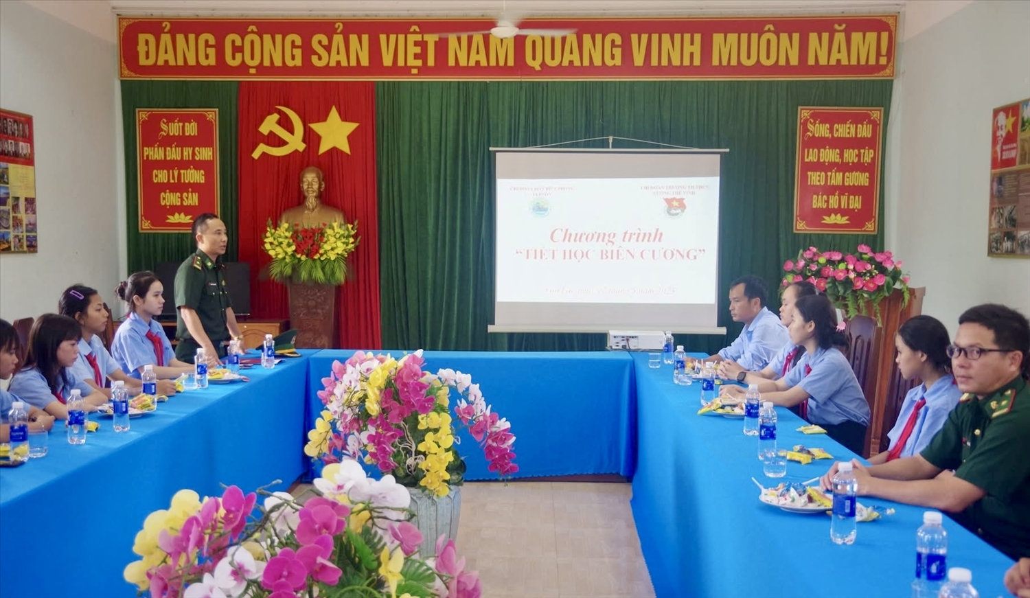 Cán bộ Đồn Biên phòng Ia Pnôn giới thiệu về Bộ đội Biên phòng, Bộ đội Biên phòng tỉnh và truyền thống 50 năm xây dựng, chiến đấu và trưởng thành của Đồn Biên phòng Ia Pnôn Cán bộ Đồn Biên phòng Ia Pnôn giới thiệu cho các em học sinh về Bộ đội Biên phòng, Bộ đội Biên phòng tỉnh và truyền thống 50 năm xây dựng, chiến đấu và trưởng thành của đơn vị
