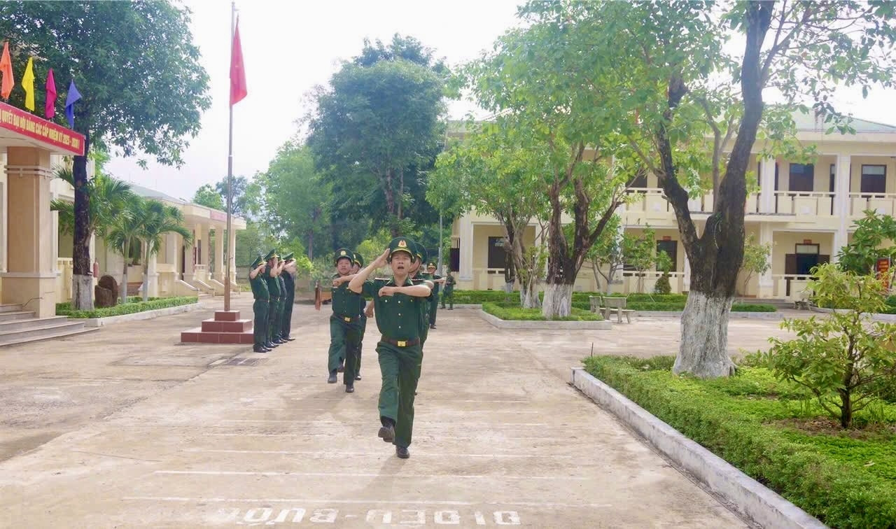 Các em học sinh tham quan chào cờ, duyệt đội ngũ của Đồn Biên phòng Ia Pnôn Các em học sinh tham quan chào cờ, duyệt đội ngũ của Đồn Biên phòng Ia Pnôn