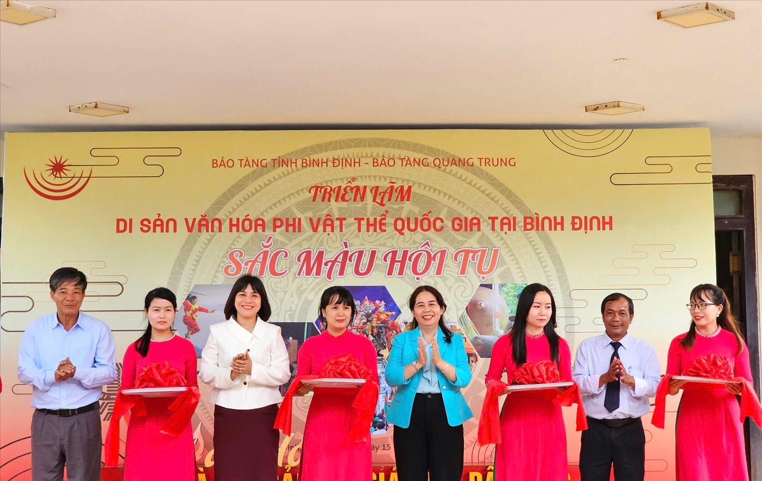 Các đại biểu cắt băng khai mạc triển lãm