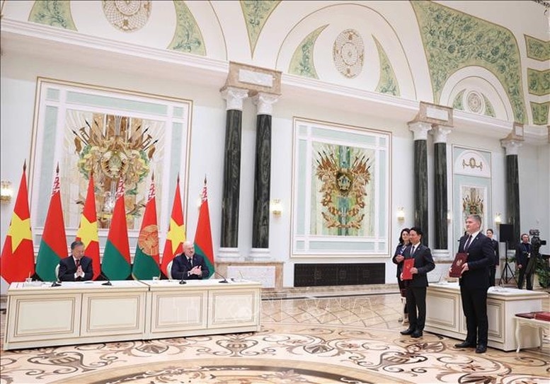 Tổng Bí thư Tô Lâm và Tổng thống Aleksandr Lukashenko chứng kiến Lễ trao Bản ghi nhớ giữa Bộ Khoa học và Công nghệ Việt Nam và Bộ Truyền thông và Tin học hoá Belarus về chuyển đổi số. Ảnh: TTXVN