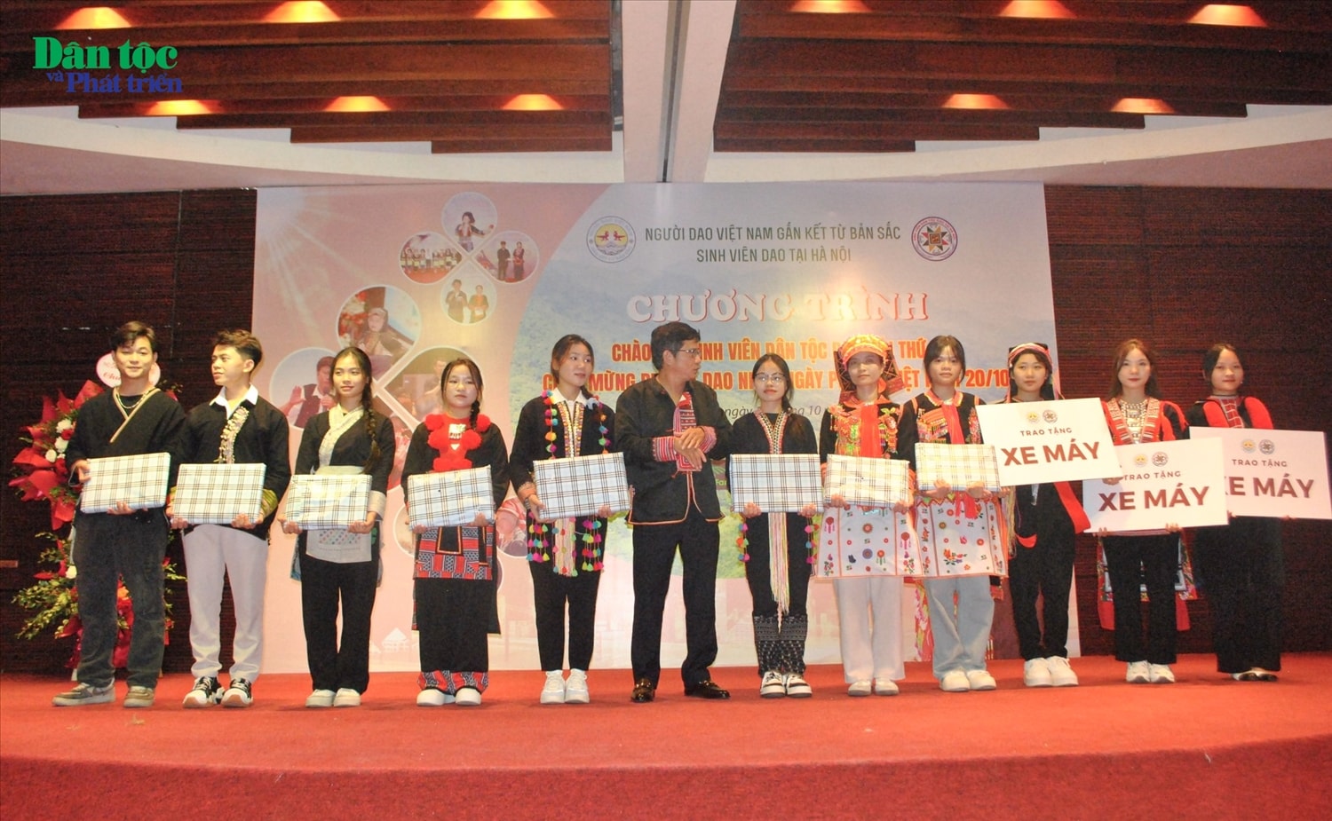 Người Dao Việt Nam – Gắn kết từ bản sắc, Sinh viên dân tộc Dao tại Hà Nội, hai trong số những hội nhóm đang trợ giúp tích cực cho các bạn học sinh, sinh viên Dao đang theo đuổi con đường tri thức, giữ vững tinh thần ham học của dân tộc (Ảnh: Sinh viên dân tộc Dao tại Hà Nội) Người Dao Việt Nam – Gắn kết từ bản sắc, Sinh viên dân tộc Dao tại Hà Nội, hai trong số những hội nhóm đang trợ giúp tích cực cho các bạn học sinh, sinh viên Dao đang theo đuổi con đường tri thức, giữ vững tinh thần ham học của dân tộc (Ảnh: Sinh viên dân tộc Dao tại Hà Nội)
