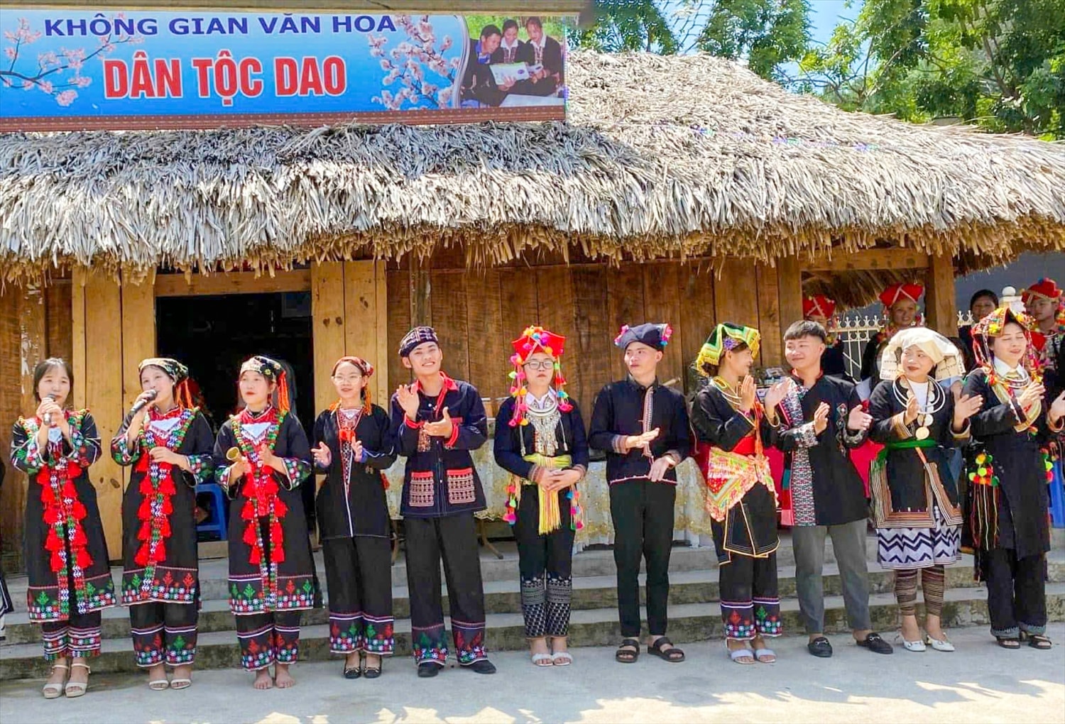 Em Triệu Thanh Hiếu (sinh viên năm ba, Học viện Thanh Thiếu niên Việt Nam, nhóm Dao Quần chẹt tại tỉnh Hòa Bình) Em Triệu Thanh Hiếu ( đứng thứ 5 từ trái sang, sinh viên năm ba, Học viện Thanh Thiếu niên Việt Nam, nhóm Dao Quần chẹt tại tỉnh Hòa Bình)