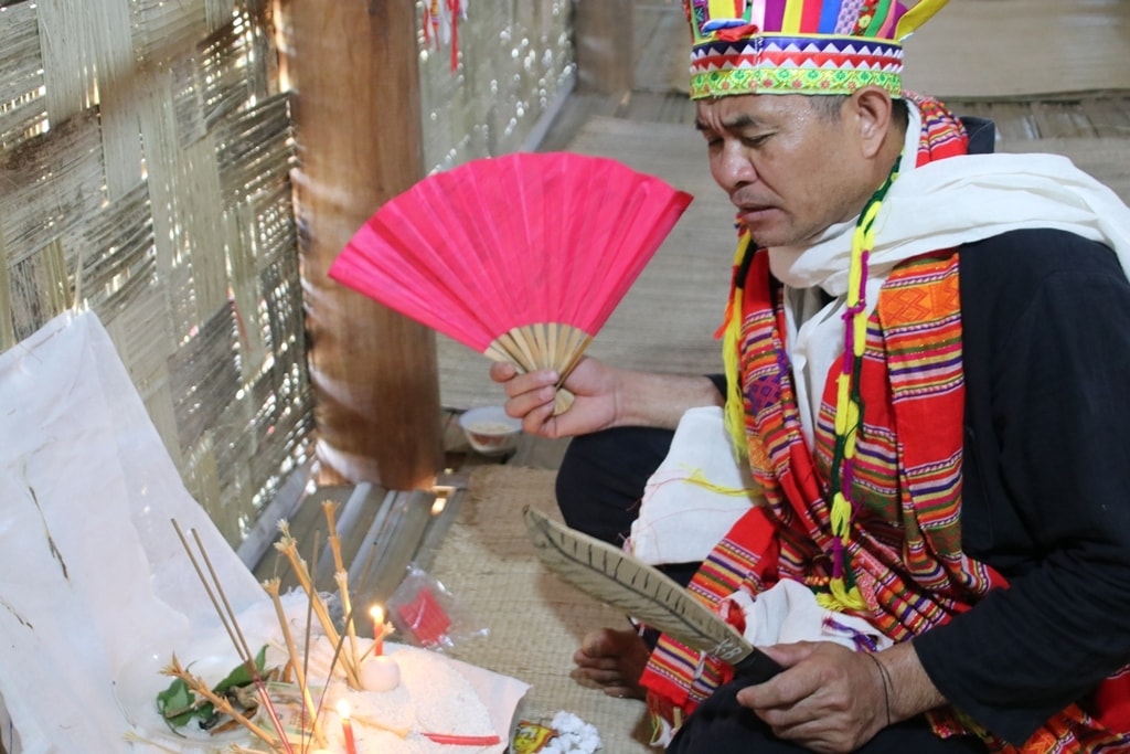 Thầy mo cầu xin các thần linh phù hộ cho gia chủ khỏe mạnh, xua đi những điều không tốt, cầu cho mưa thuận gió hòa, cho mùa màng tốt tươi Thầy mo cầu xin các thần linh phù hộ cho gia chủ khỏe mạnh, xua đi những điều không tốt, cầu cho mưa thuận gió hòa, cho mùa màng tốt tươi