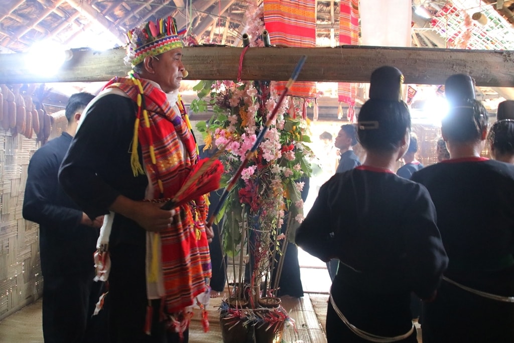 Kết thúc nghi thức cúng, tiếng trống, tiếng chiêng vang lên, thầy mo cùng bà con dân bản múa xòe... Kết thúc nghi thức cúng, tiếng trống, tiếng chiêng vang lên, thầy mo cùng bà con dân bản múa xòe...