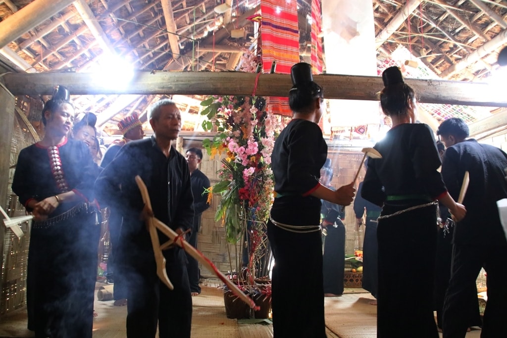 Những trò diễn dân gian độc đáo lần lượt được tái hiện: Kéo thuyền, diễn Lác gừa (kéo co), To miềng (đấu kiếm), gieo mạ Những trò diễn dân gian độc đáo lần lượt được tái hiện: Kéo thuyền, diễn Lác gừa (kéo co), To miềng (đấu kiếm), gieo mạ