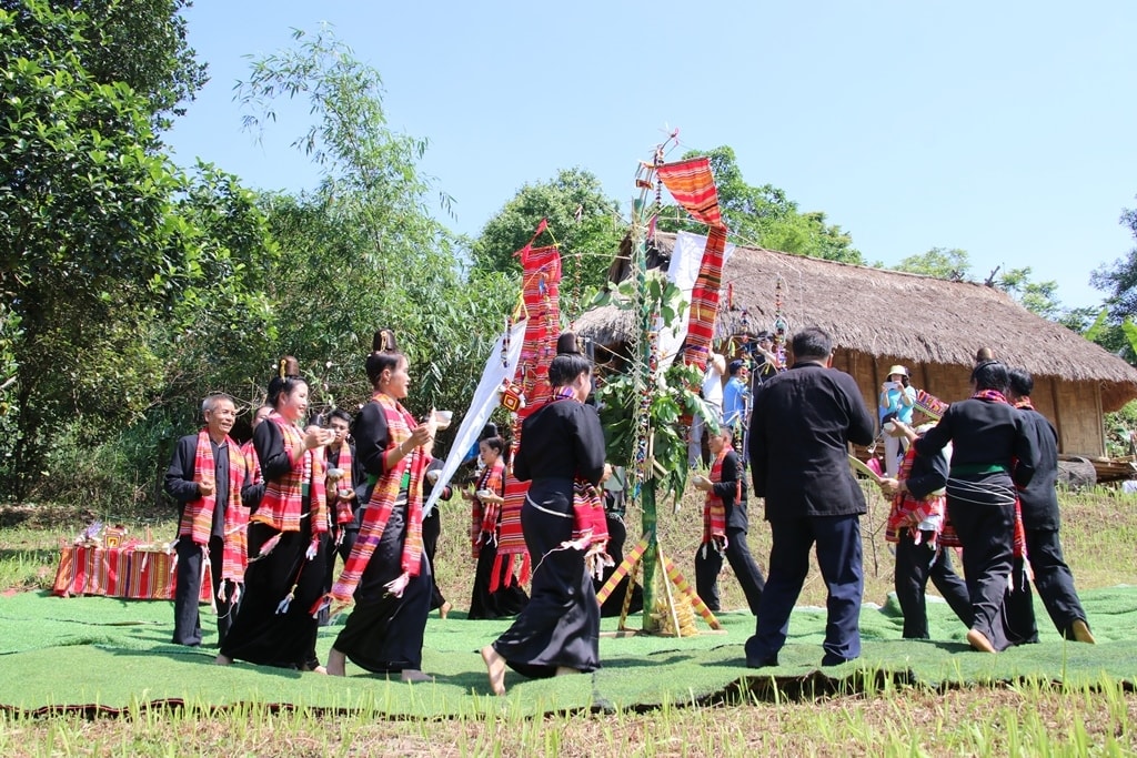 Đồng bào Xinh Mun cùng nhau nhảy múa xung quanh cây nêu bên ngoài sân... Đồng bào Xinh Mun cùng nhau nhảy múa xung quanh cây nêu bên ngoài sân...