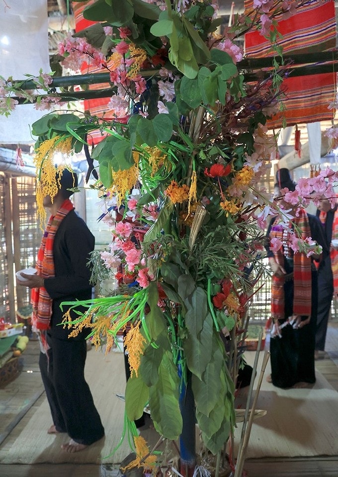 Cây “Xặng bok” - biểu tượng cho các tầng trời đất Cây “Xặng bok” - biểu tượng cho các tầng trời đất