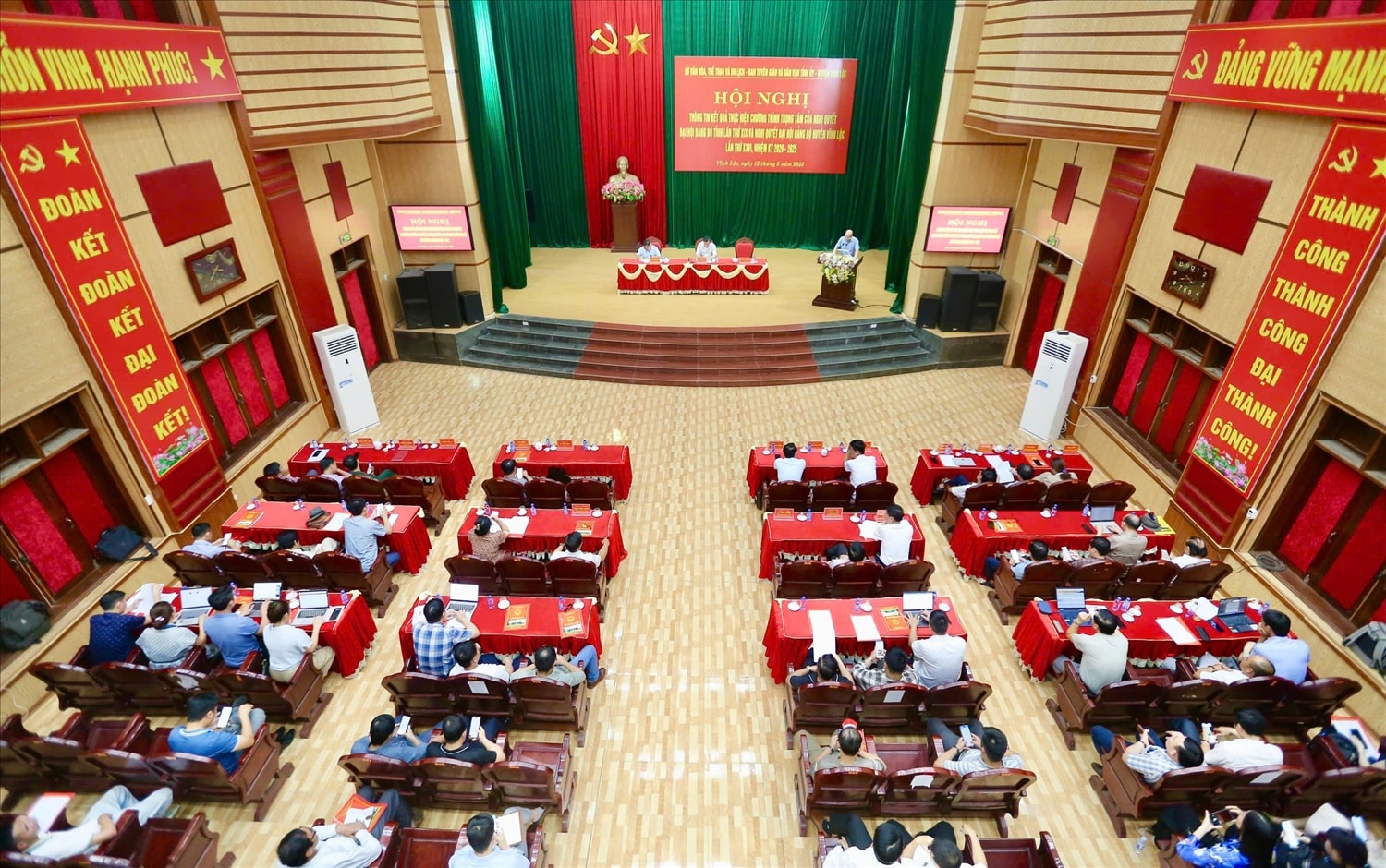 Toàn cảnh hội nghị thông tin kết quả thực hiện chương trình trọng tâm của nghị quyết đại hội đảng bộ tỉnh Thanh Hóa lần thứ XIX và nghị quyết Đại hội Đảng bộ huyện Vĩnh Lộc lần thứ XXVI, nhiệm kỳ 2020-2025.