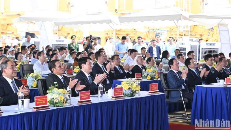 Chủ tịch nước Lương Cường và các đại biểu dự buổi lễ.