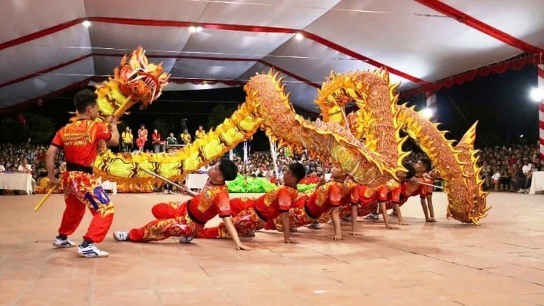 Một tiết mục múa rồng trong tối khai mạc giải. Ảnh: TL