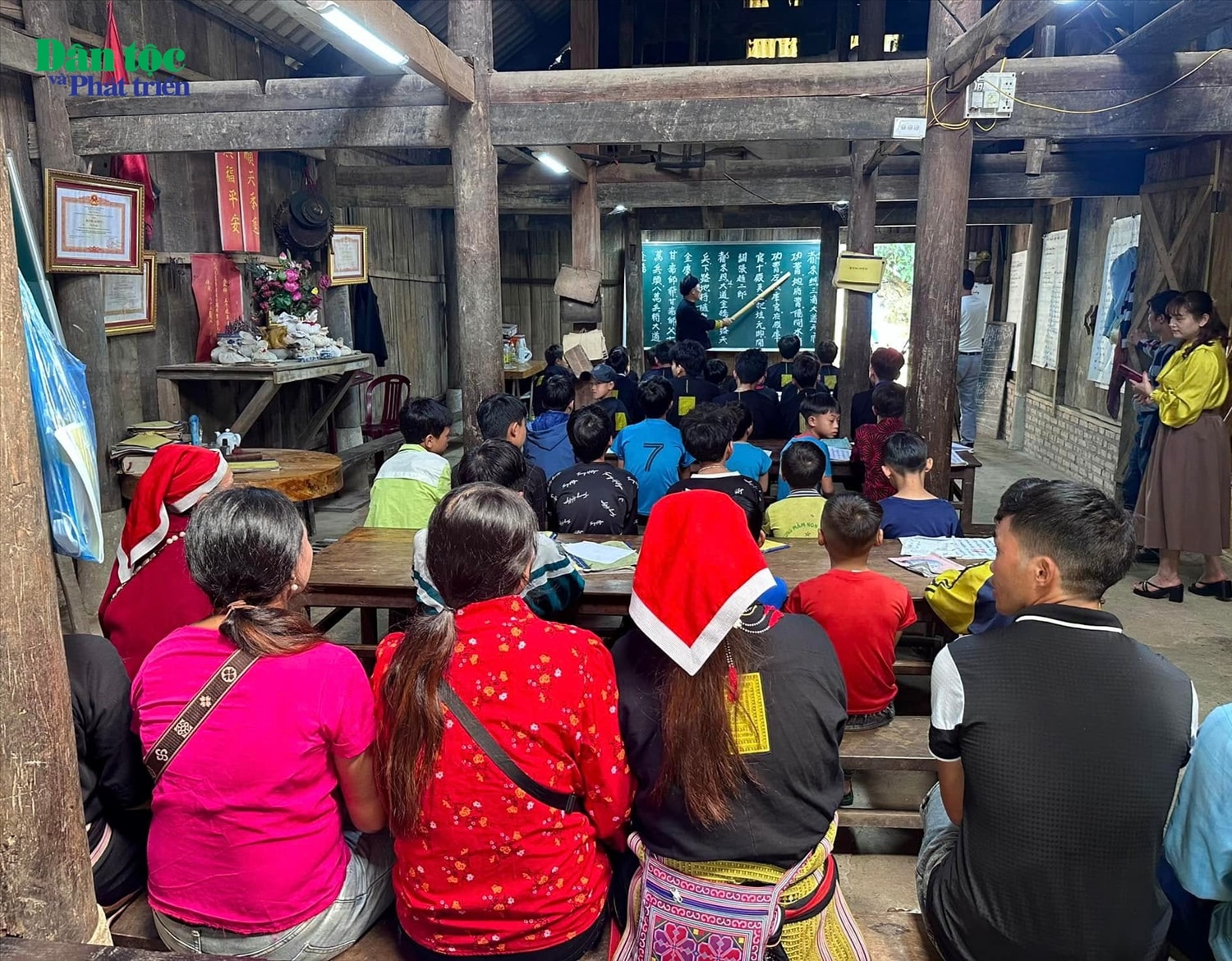 Bước ngoặt chỉ mở ra khi chữ Nôm Dao được công nhận là di sản văn hóa phi vật thể quốc gia (Quyết định số 5079/QĐ-BVHTTDL, ngày 27/12/2012). Từ đó, nhiều lớp được đầu tư trang thiết bị, chương trình dạy trở nên bài bản hơn. Các địa phương bắt đầu xem chữ Nôm là một phần trong hệ thống chính sách văn hóa. Những người thầy không chỉ được cộng đồng vinh danh, mà còn được nhà trường mời chung tay xây dựng chương trình dạy. Không đơn thuần là truyền lửa, các thầy trở thành cầu nối giữa cội nguồn và tương lai.