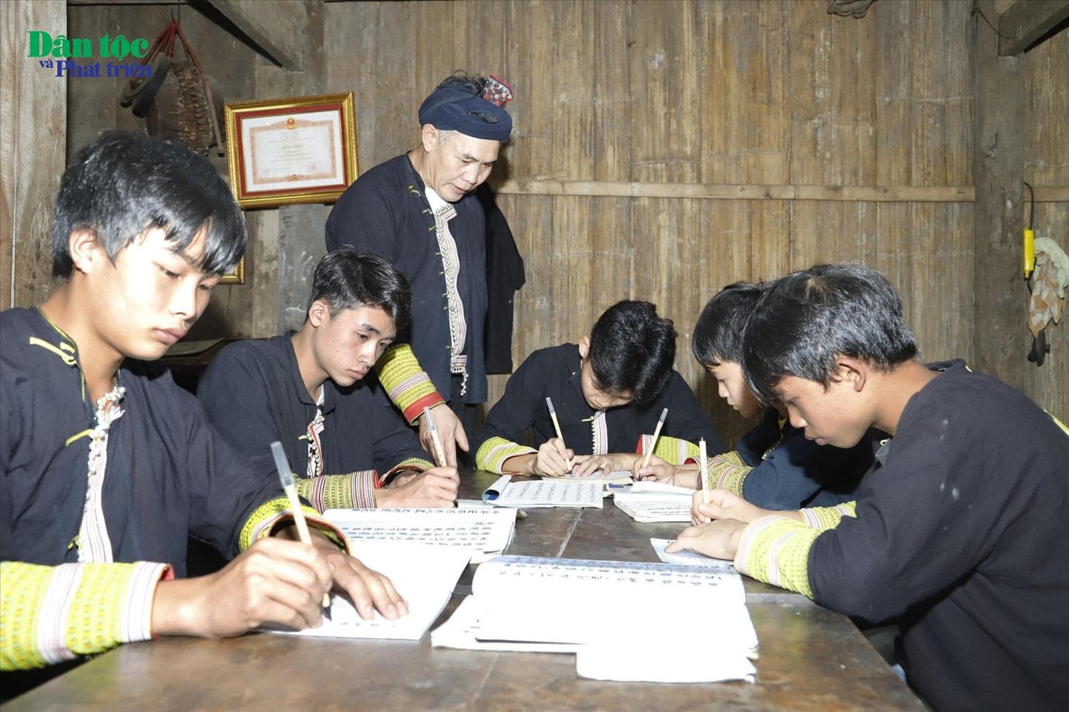 Nghệ nhân ưu tú Tẩn Vần Siệu truyền dạy cho lớp trẻ tại lớp học tại gia