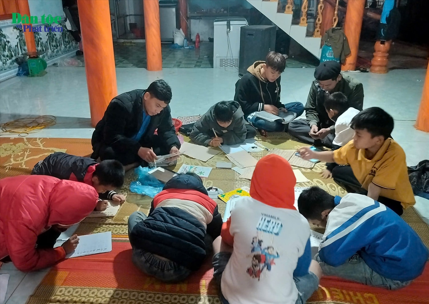 Thầy cúng Bàn Văn Tình vẫn cần mẫn vừa tự học, vừa truyền dạy chữ Nôm Dao cho các em nhỏ tại địa phương  (Ảnh nhân vật tự cung cấp)