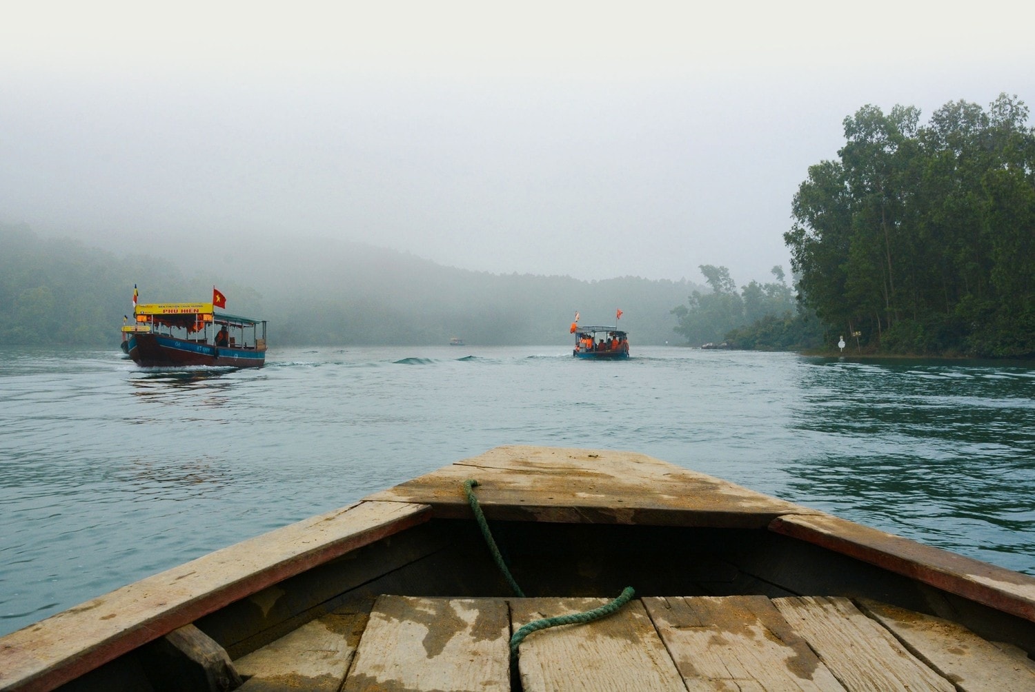 Hoặc ngồi thuyền một quãng dài, thay vì leo núi