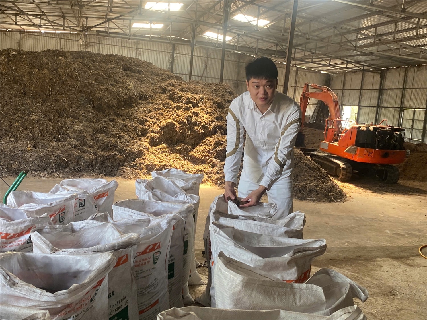 Anh Nguyễn Hà Thiên đã làm thành công phân hữu cơ từ lông gà Anh Nguyễn Hà Thiên đã làm thành công phân hữu cơ từ lông gà