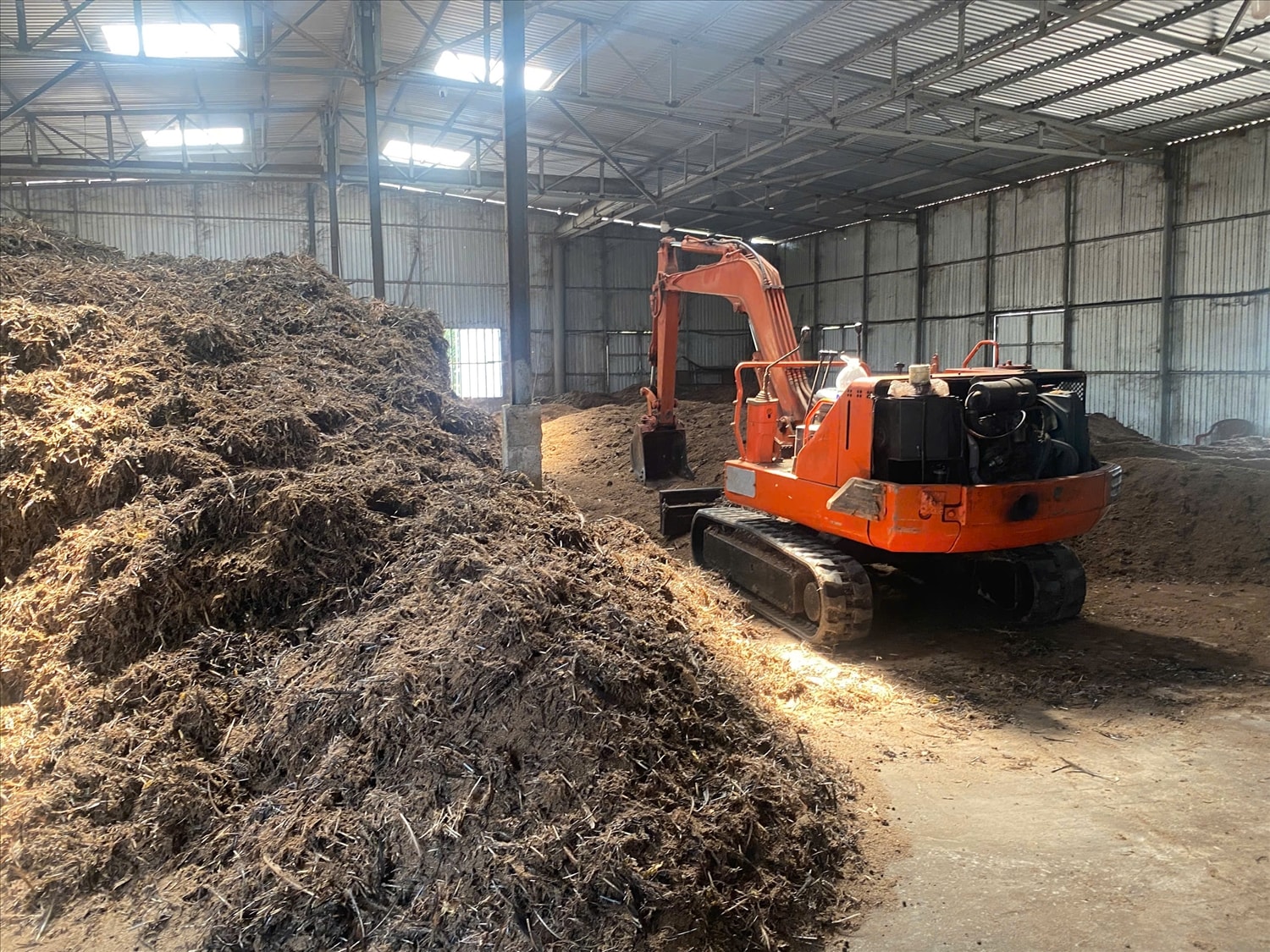 Lông gà sau khi thu mua được anh Thiên ủ theo công thức riêng trong khoảng từ 30- 50 ngày. Lông gà sau khi thu mua được anh Thiên ủ theo công thức riêng trong khoảng từ 30- 50 ngày.