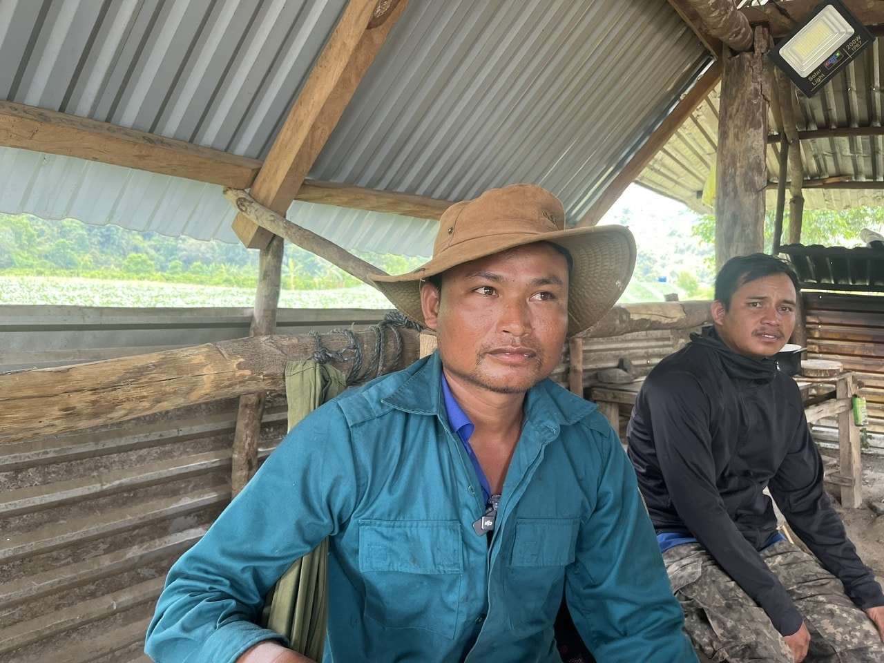anh  Y Khiu Bya và Y Do Bya tại chốt giữ rừng Quốc gia Cư Yang Sin  xã Cư Pui huyện Krông Bông (Đắk Lắk)
