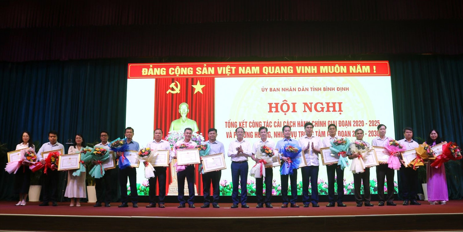 Lãnh đạo tỉnh Bình Định trao Bằng khen, tặng hoa cho các tập thể, cá nhân có thành tích xuất sắc tiêu biểu trong việc thực hiện công tác cải cách thủ tục hành chính phục vụ người dân, doanh nghiệp năm 2024