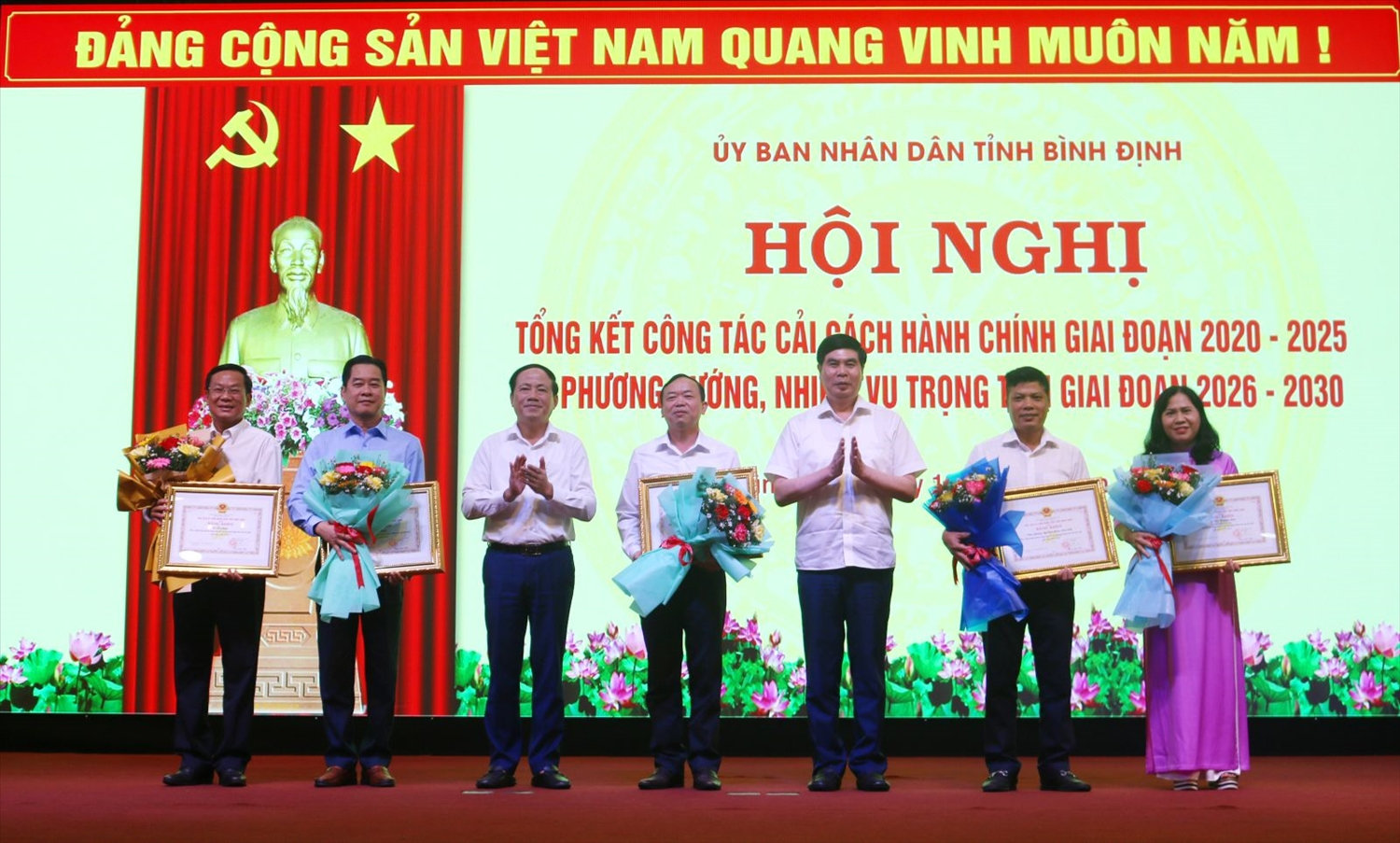 Lãnh đạo tỉnh Bình Định trao Bằng khen, tặng hoa cho các tập thể, cá nhân có thành tích xuất sắc trong công tác CCHC trên địa bàn tỉnh giai đoạn 2020 – 2025