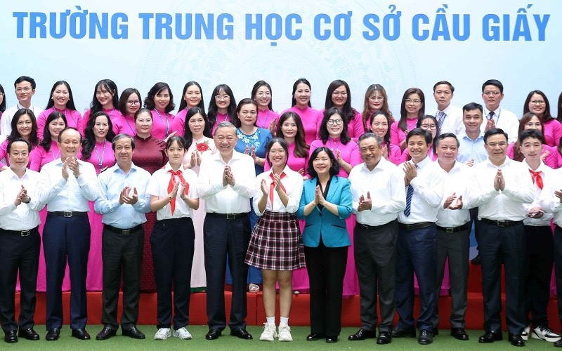 Tổng Bí thư Tô Lâm và đại biểu với cán bộ, giáo viên, học sinh Trường THCS Cầu Giấy, quận Cầu Giấy.