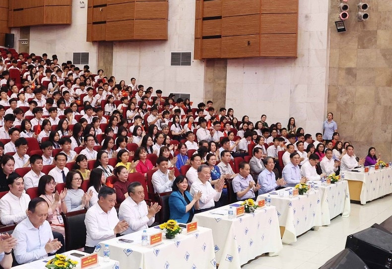 Tổng Bí thư Tô Lâm cùng lãnh đạo Bộ Giáo dục và Đào tạo và thành phố Hà Nội tới thăm Trường THPT Chuyên Hà Nội-Amsterdam.
