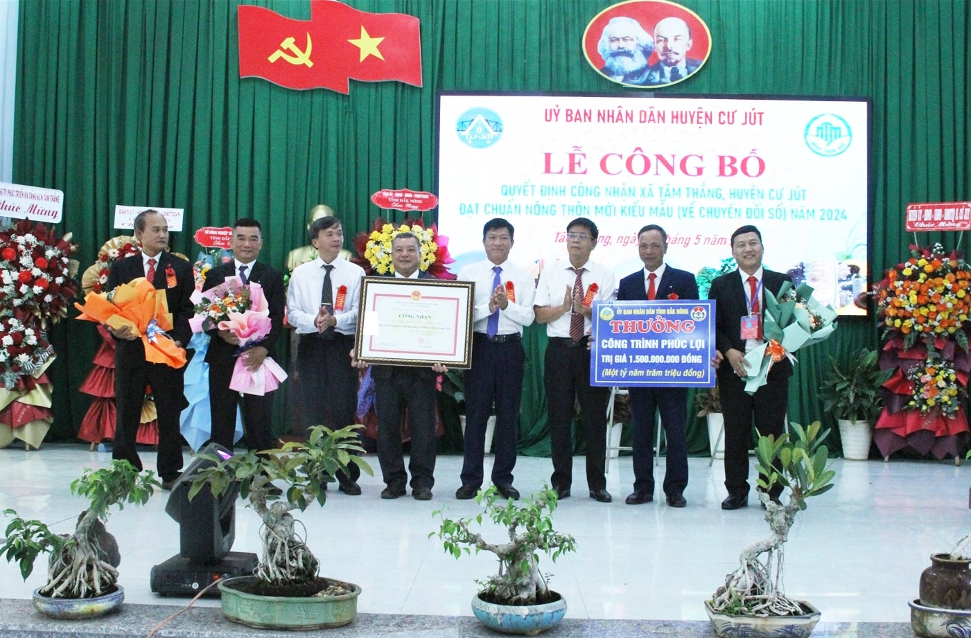 Lãnh đạo xã Tâm Thắng đón nhận danh hiệu Xã nông thôn mới kiểu mẫu
