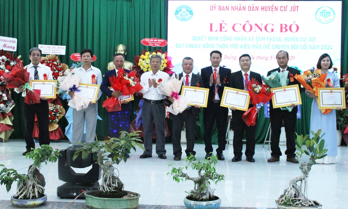 Lãnh đạo huyện Cư Jút trao Giấy khen cho cá nhân có thành tích trong xây dựng nông thôn mới
