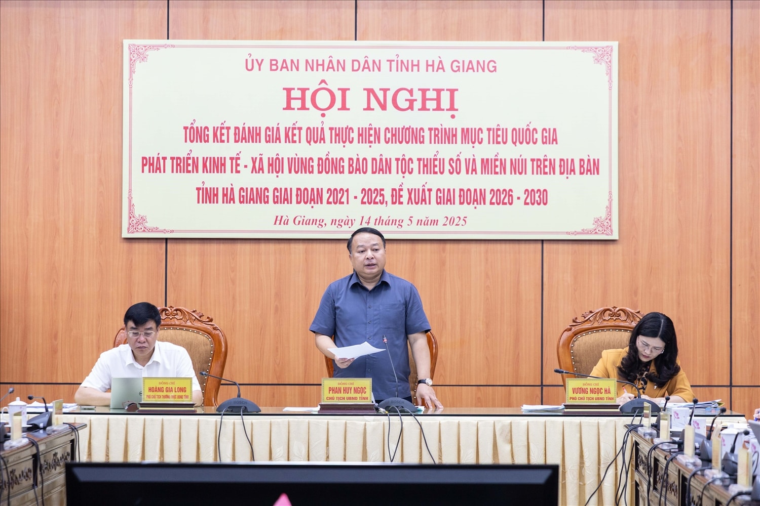 Chủ tịch UBND tỉnh Phan Huy Ngọc phát biểu tại Hội nghị