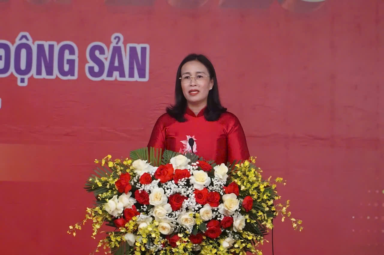 Phó Chủ tịch UBND thành phố Đà Nẵng Nguyễn Thị Anh Thi phát biểu tại triển lãm. Ảnh:TL
