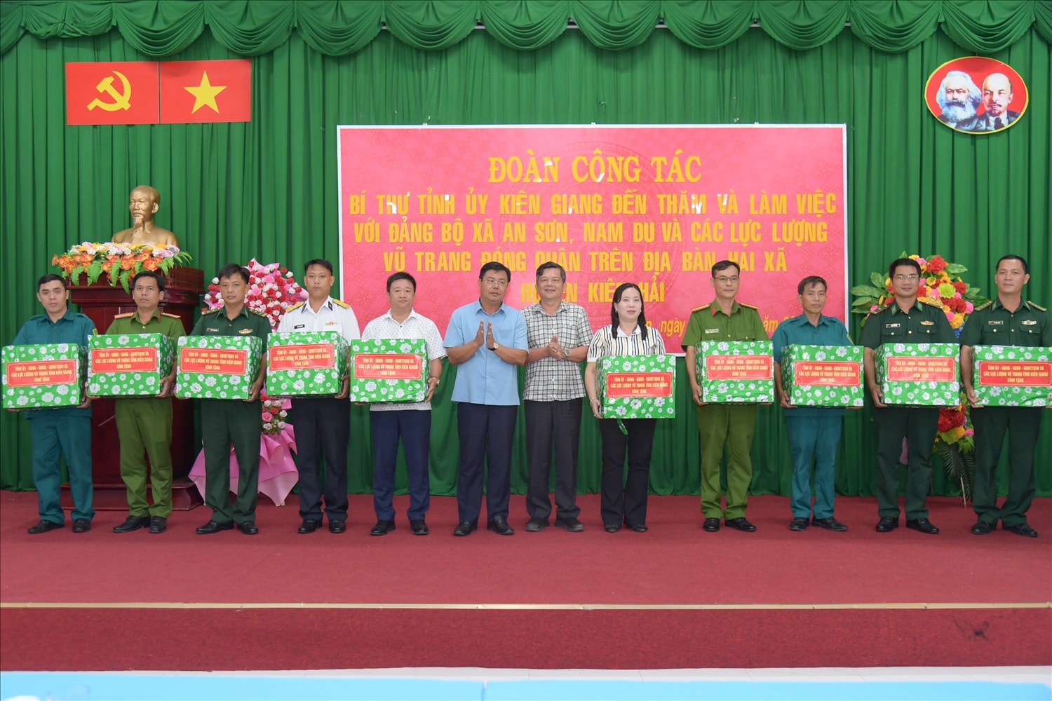Bí thư Tỉnh ủy Kiên Giang trao  quà các đơn vị đứng chân trên địa bàn  huyện Kiên Hải 