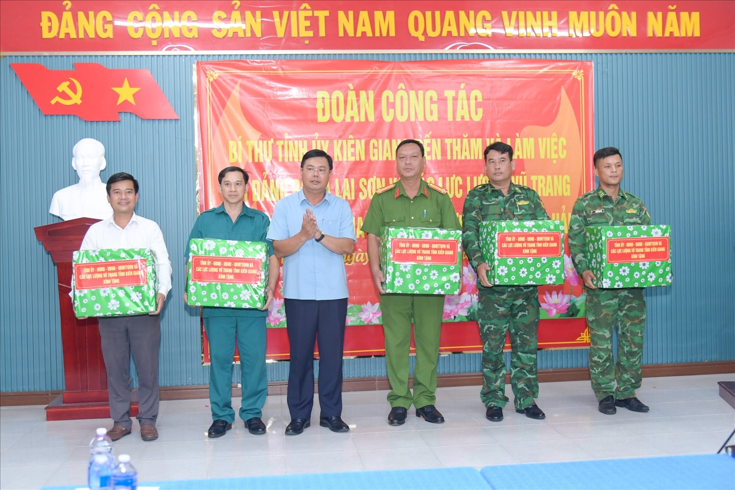 Bí thư Tỉnh ủy Kiên Giang Nguyễn Tiến Hải  tặng quà các đơn vị đứng chân trên địa bàn xã Lại Sơn