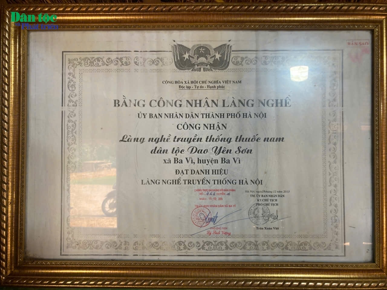 Bản sao bằng công nhận làng nghề truyền thống của UBND TP.Hà Nội dành cho làng nghề truyền thống thuốc nam dân tộc Dao Yên Sơn (xã Ba Vì, huyện Ba Vì) hiện đang được trưng bày tại Làng Văn hóa - Du lịch các dân tộc Việt Nam (Ảnh: Vân Long) Bản sao bằng công nhận làng nghề truyền thống của UBND TP.Hà Nội dành cho làng nghề truyền thống thuốc nam dân tộc Dao Yên Sơn (xã Ba Vì, huyện Ba Vì) hiện đang được trưng bày tại Làng Văn hóa - Du lịch các dân tộc Việt Nam (Ảnh: Vân Long)