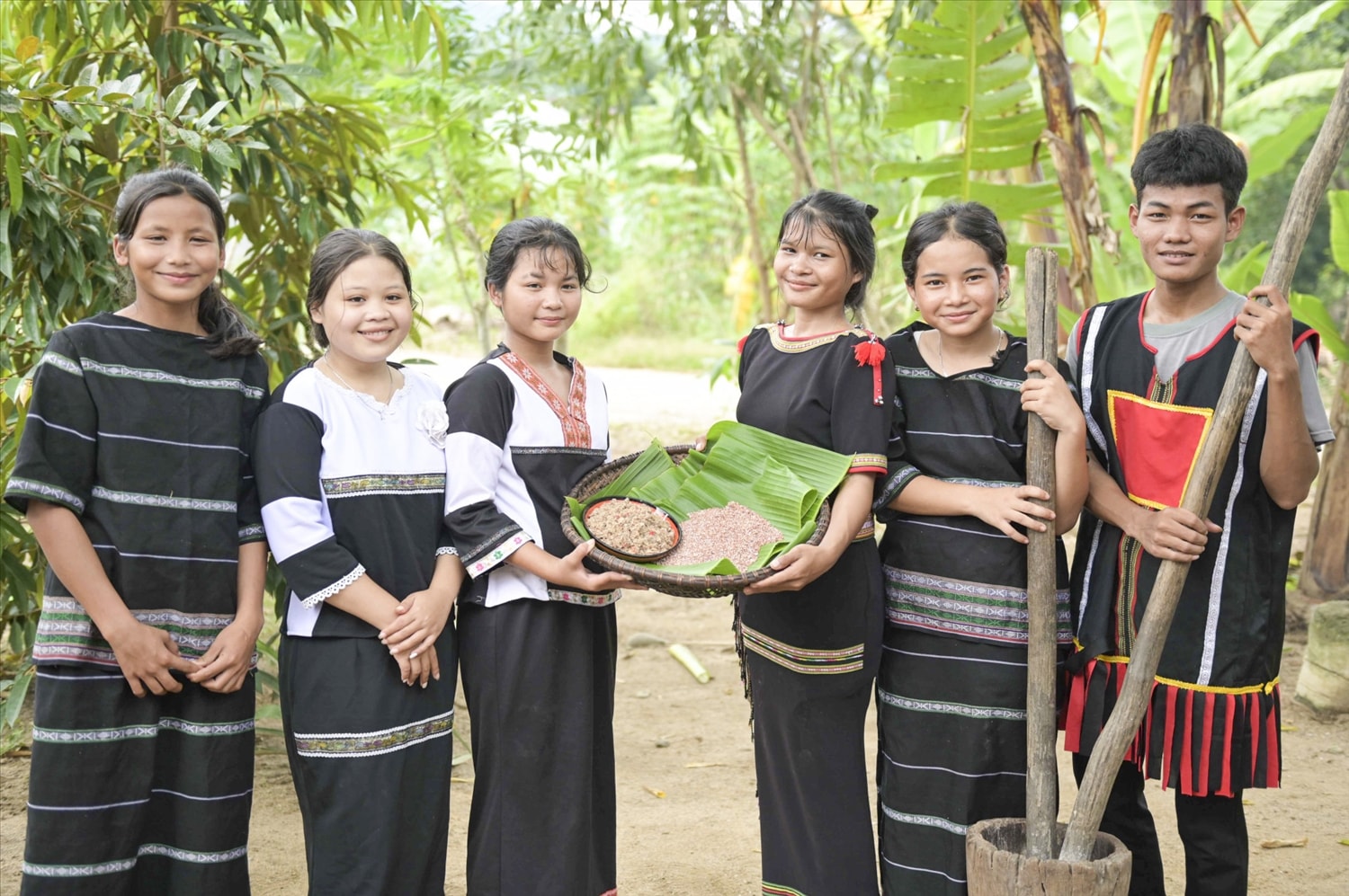 Các bạn trẻ ở Khánh Vĩnh giữ gìn món ăn truyền thống của dân tộc mình Các bạn trẻ ở Khánh Vĩnh giữ gìn món ăn truyền thống của dân tộc mình