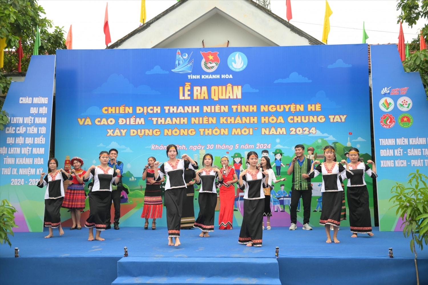 CLB Mặt trời đỏ biểu diễn các tiết mục văn nghệ truyền thống CLB Mặt trời đỏ biểu diễn các tiết mục văn nghệ truyền thống