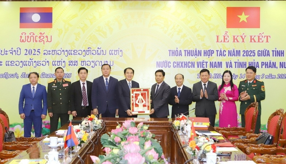 Lãnh đạo tỉnh Hủa Phăn tặng quà lưu niệm lãnh đạo tỉnh Thanh Hóa.(ảnh Minh Hiếu) Lãnh đạo tỉnh Hủa Phăn tặng quà lưu niệm lãnh đạo tỉnh Thanh Hóa.(ảnh Minh Hiếu)