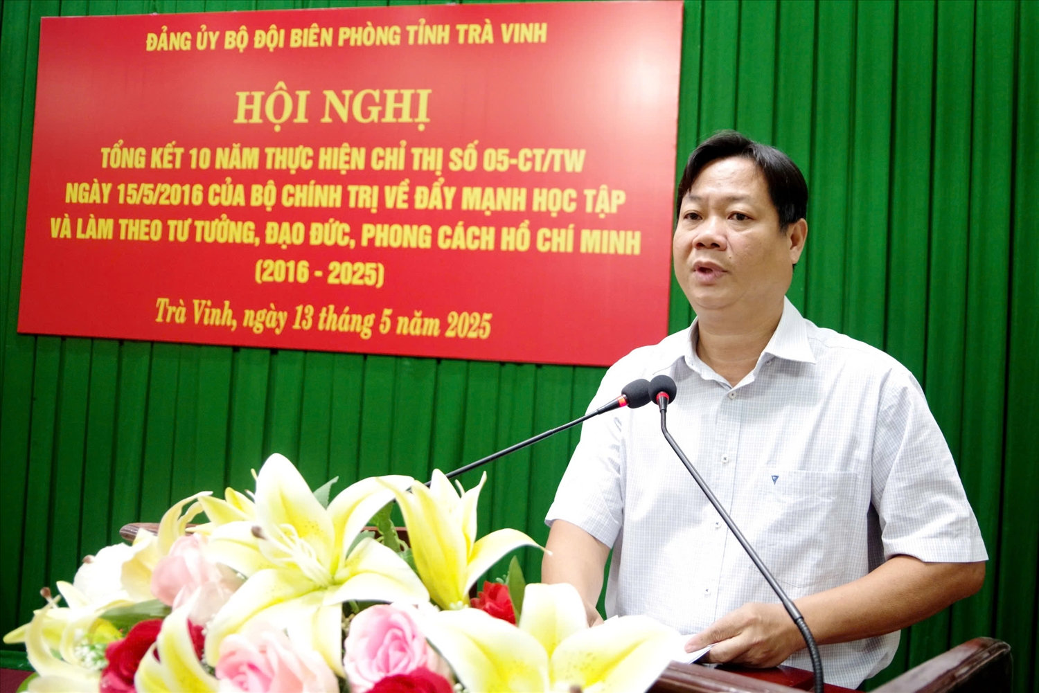 Ông Châu Chí Công, Phó Ban Tuyên giáo và Dân Vận Tỉnh ủy Trà Vinh phát biểu tại Hội nghị 