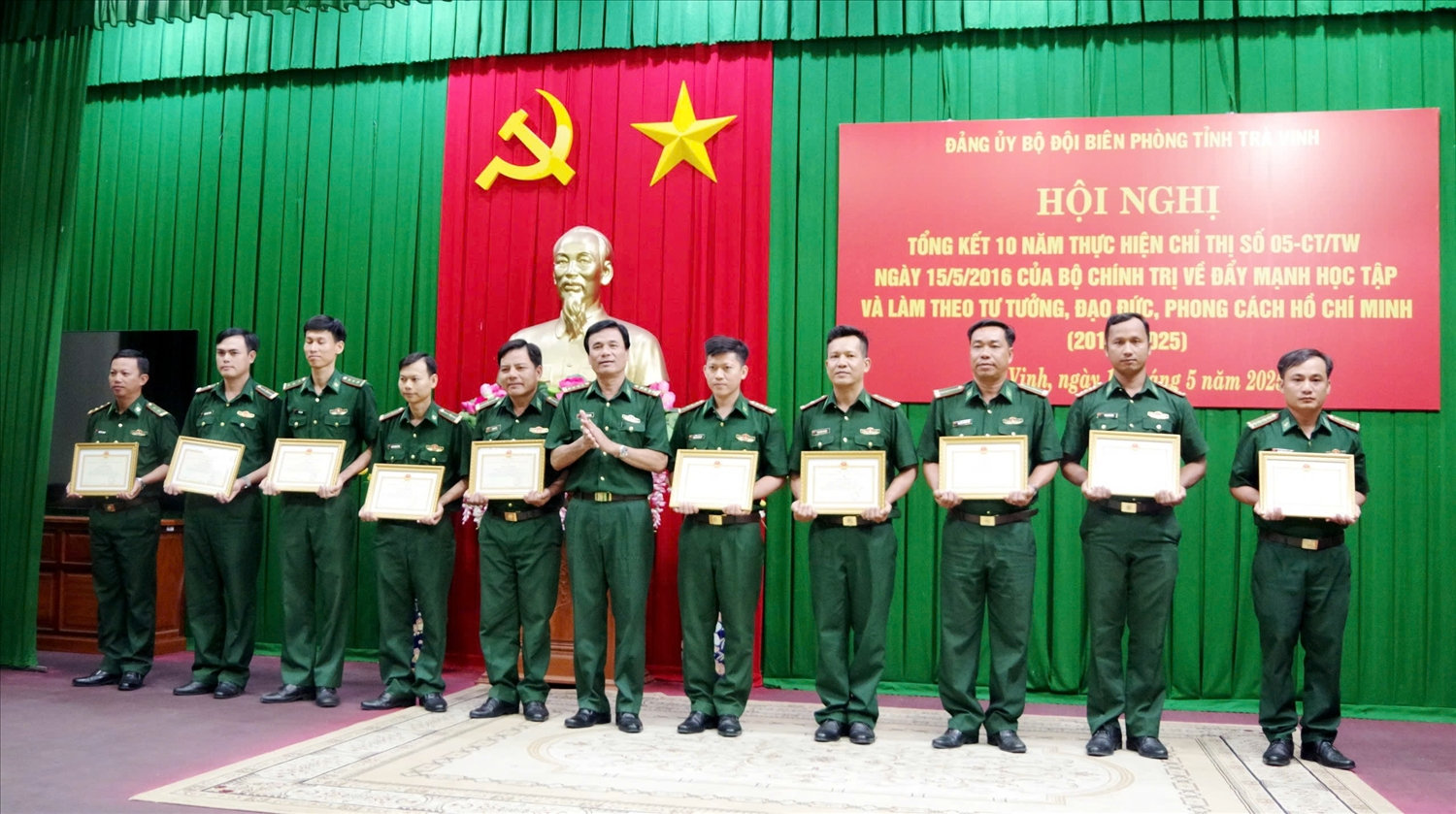 Đại tá Nguyễn Đức Minh, Chỉ huy trưởng BĐBP tỉnh Trà Vinh trao giấy khen cho các cá nhân có thành tích xuất sắc trong 10 năm thực hiện Chỉ thị 05-CT/TW