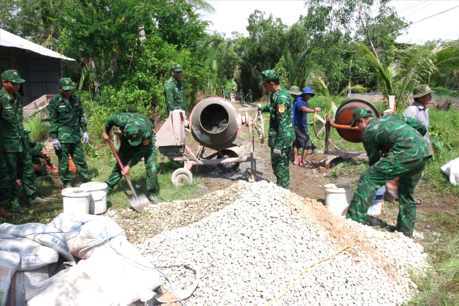 Cán bộ, chiến sĩ BĐBP tỉnh Trà Vinh tích cực tham gia giúp dân xây dựng đường đal Nông thôn tại ấp Cái Cối, xã Long Vĩnh, huyện Duyên Hải