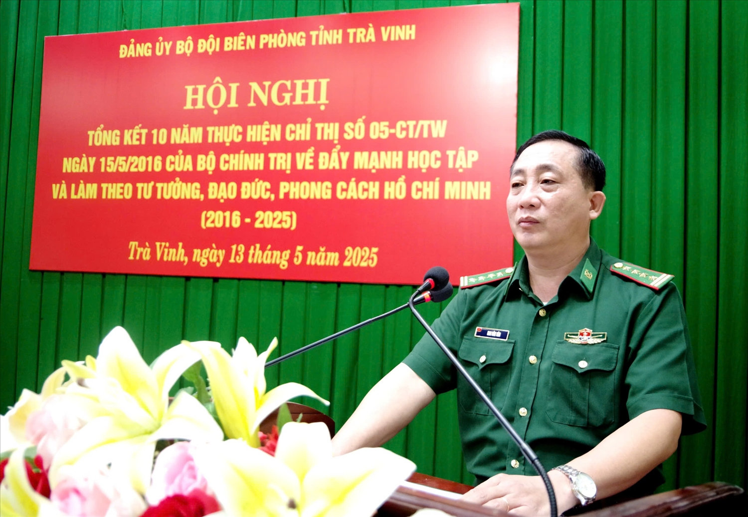 Đại tá Mai Văn Yên, Chính ủy BĐBP tỉnh Trà Vinh phát biểu tại Hội nghị 