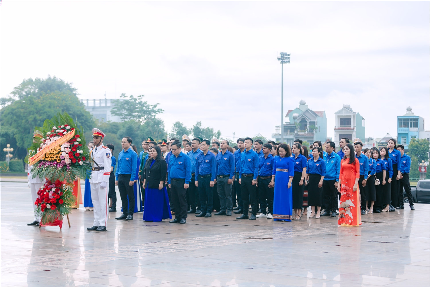 Các địa biểu dâng hoa, báo công tại Tượng đài Bác Hồ với các dân tộc Tây nguyên ở Quảng trường Đại Đoàn Kết, Tp. Pleiku, Gia Lai