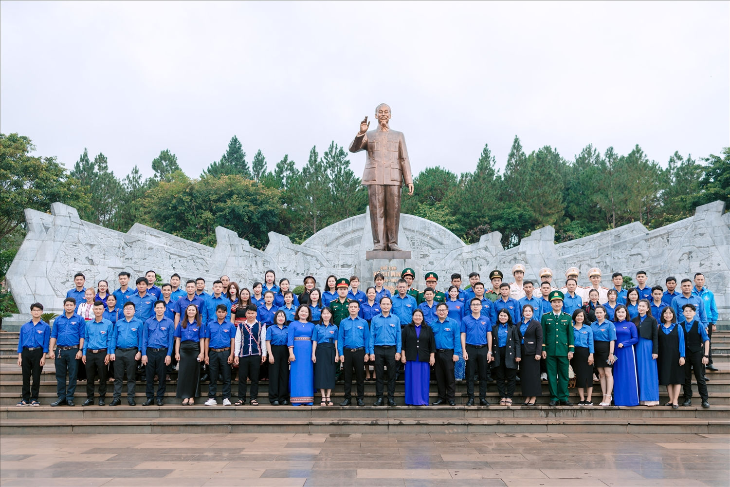 Các đại biểu chụp ảnh kỷ niệm cùng Tượng đài Bác Hồ cùng các dân tộc Tây Nguyên tại  Quảng trường Đại Đoàn Kết, Tp. Pleiku, Gia Lai